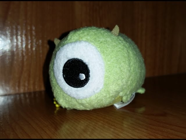 Vídeo relacionado con Disney Store: Peluche de Mike Wazowski, Monstruos S.A., 27 cm, Peluche confeccionado en un Tejido Suave al Tacto con un Ojo Bordado Grande y Cuernos tridimensionales, Adecuado para Todas Las Edades
