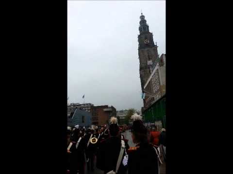 Ook de Martinitoren lijkt mee te doen met de muziek