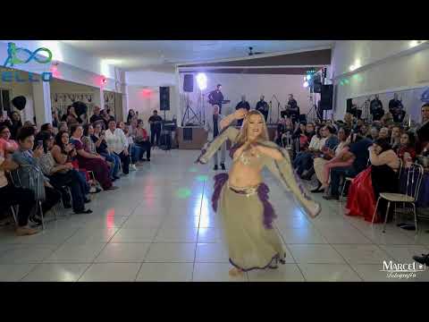 Show com Tony Mouzayek e banda.                      Bailarina prof. Luciana Ligabó