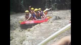 preview picture of video 'Rafting disaat air banjir mulai naik di tengah hujan lebat Part 2'