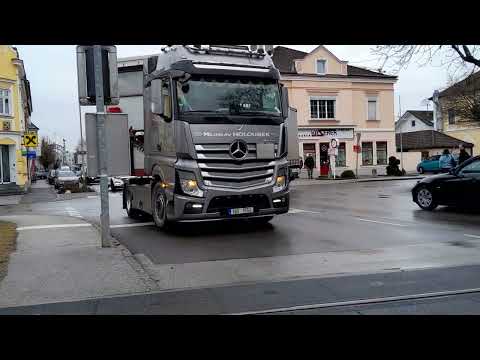 #flachgau#semi-trailer#Sattelschlepper wendet, Brückenstrasse, Oberndorf bei Salzburg, Austria.