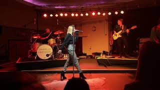 Can’t Stay Mad - Danielle Bradbery Manhattan, KS 11/26/2018