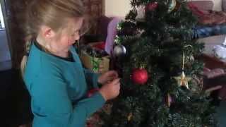 preview picture of video 'Leya decorating our Christmas tree'