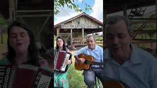 Que bela herança, voz e violão cantando junto com ancião 🪗😂🎶🎸