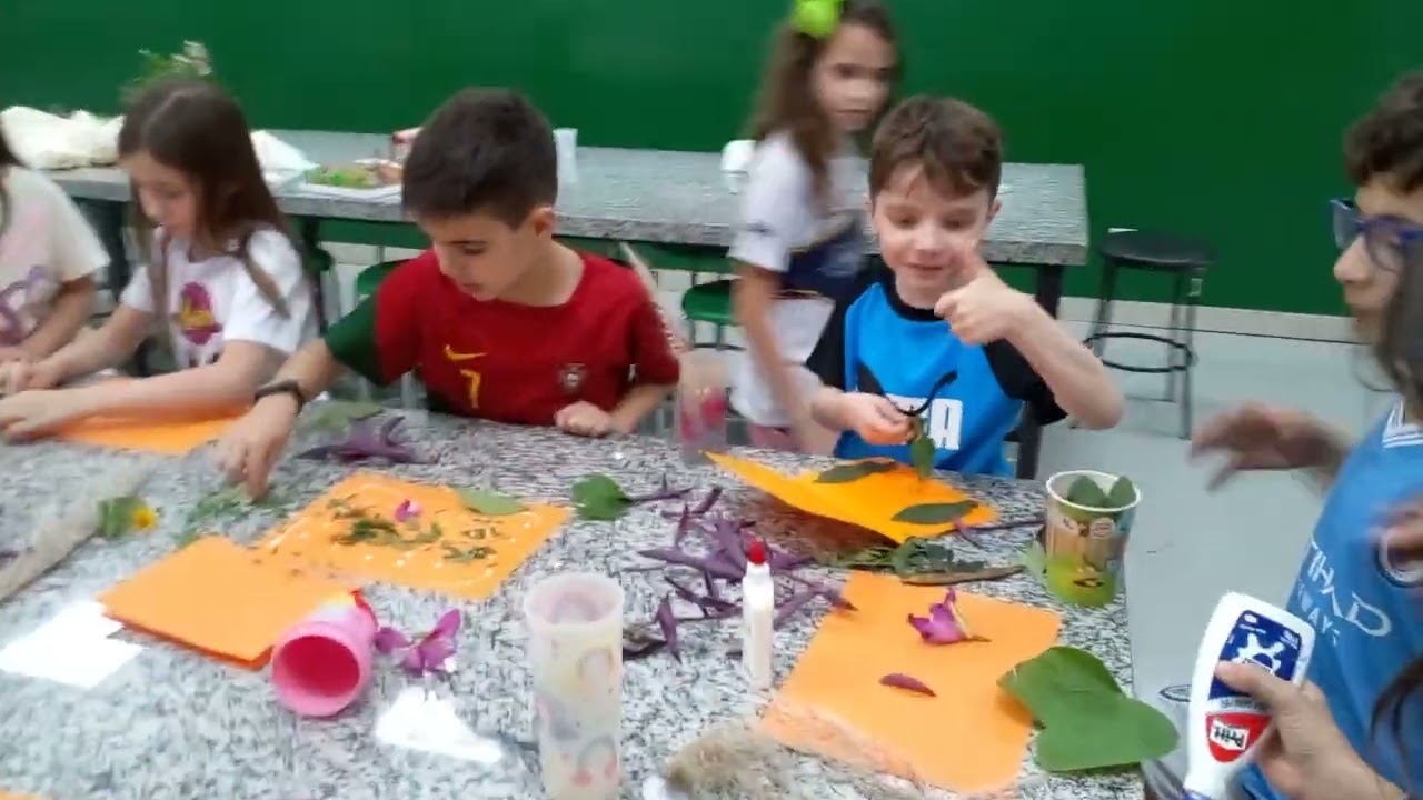 Cartão com flores e folhas naturais. Comemoração da primavera. 2° ano BETA 2024