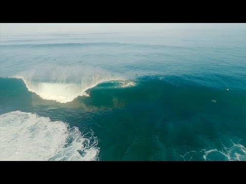 Takaoven drone-kuvaa kiinteistä aalloista