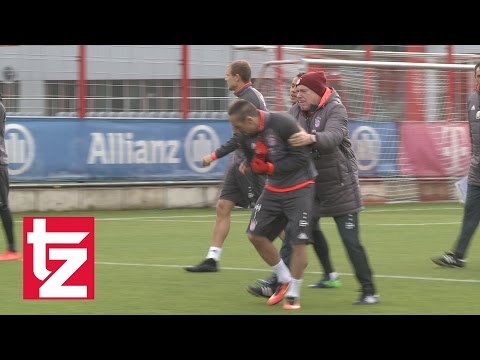Franck Ribéry und Hermann Gerland: Die beiden treiben Späßchen im Training - FC Bayern München
