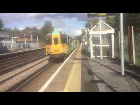 Southern class 455 arriving at Penge West