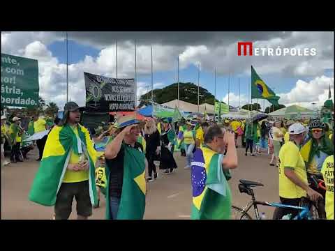 Bolsonaristas comemoram vitória após Exército desistir de remover estruturas de acampamento