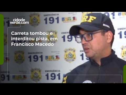 Carreta tombou e interditou pista, em Francisco Macedo