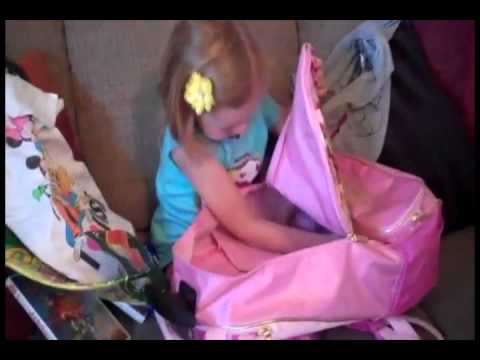 Emotiva reacción de una nena por su regalo de cumpleaños