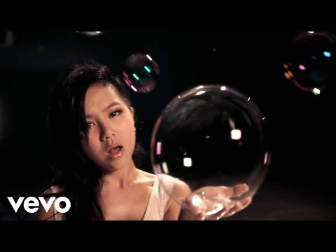 G.E.M. - 泡沫 Video