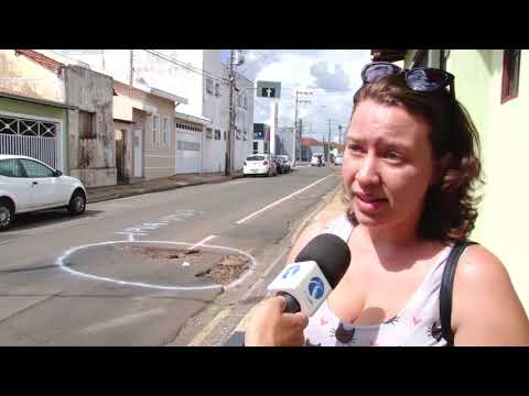 Morador faz protesto em buraco no bairro Consolação