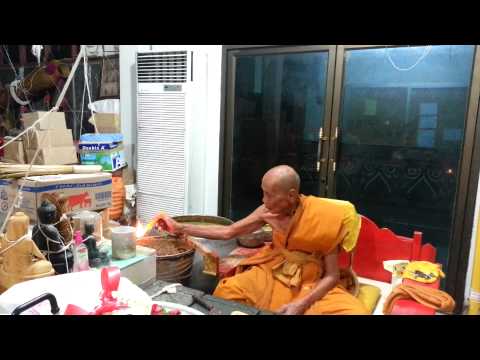 Luang Phor Pian bénissant de l'eau sacrée et des amulettes