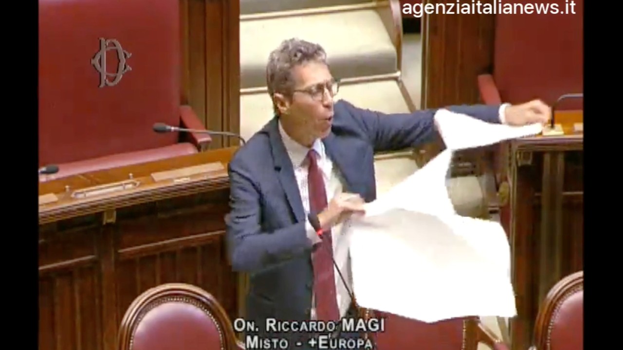 MAGI ESPULSO DALL'AULA: STRAPPA UN MANIFESTO ALLA CAMERA DURANTE IL DIBATTITO SULLA LEGGE ELETTORALE