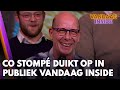 Vriend van de show Co Stompé duikt op in publiek Vandaag Inside | VANDAAG INSIDE