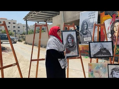 شاهد شيرين أبو عاقلة تتجسد في لوحات في مكان مقتلها بجنين