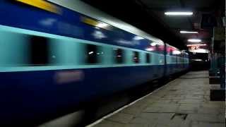 preview picture of video 'Madly honking WAP-4 KSK Express tears past Lalitpur at 105Kmph!!'