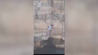 Polignano, voleva scattare una foto ma resta bloccata sulla scogliera