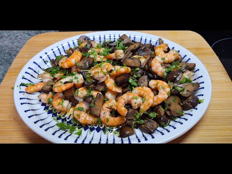 Gambas con champiñones al ajillo: Prawns with garlic mushrooms.