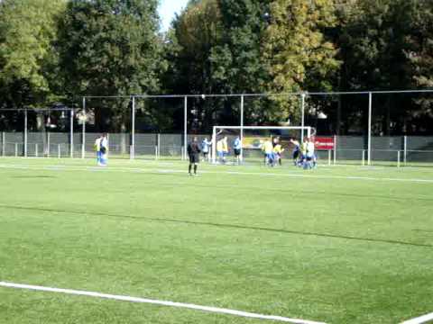 IJFC8 uit tegen SVM 17-10-2009  Een corner tegen SVM wordt een goal