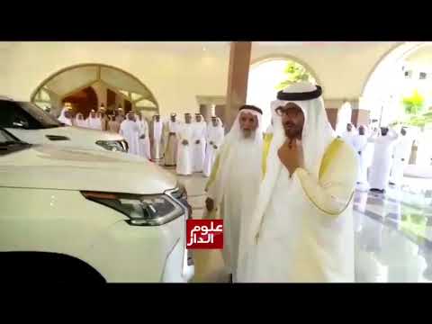 بالفيديو محمد بن زايد يرافق رجلاً مسناً إلى سيارته