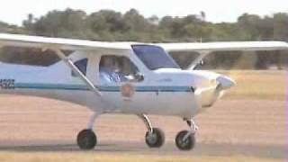preview picture of video 'Lądowania - szkolenie lotnicze (02.2008) - Samolot ultralekki'