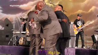 Charles Butler & Praise "The Blood" At The 2016 Spirit Of Praise