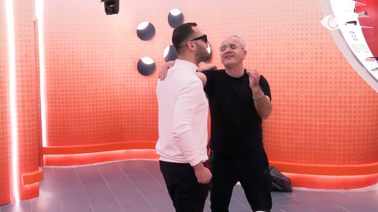 Momente pozitive në shtëpi/ Artani dhe Stenaldo këndojnë së bashku