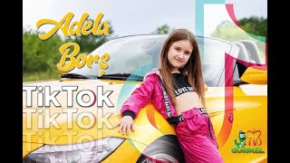Kadr z teledysku TikTok tekst piosenki Adela Borș
