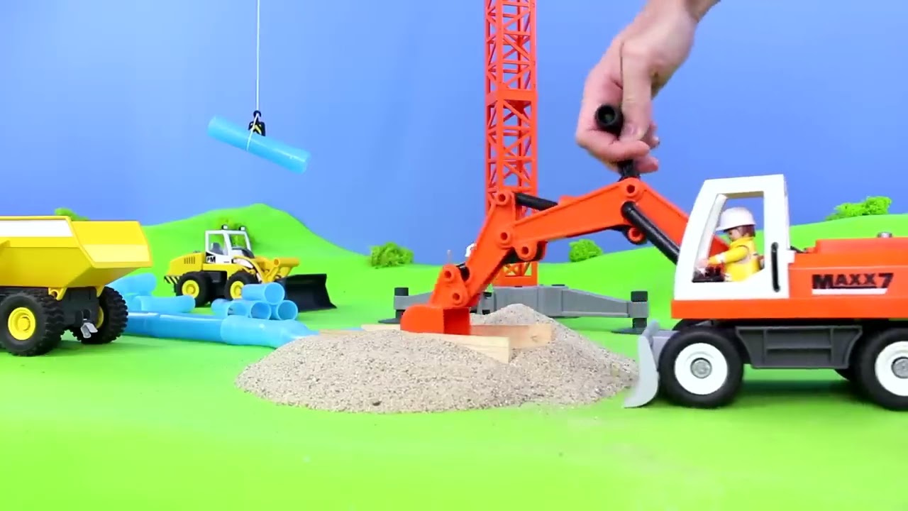 Putar video Excavators Digging in the Sand sekarang Excavators Digging in the Sand