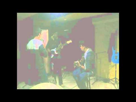 Türkiye de bir ilk Elektro gitarla - Doğum gününde- Yunus Emre ft Küncü