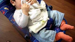 bebé se mece con su patita