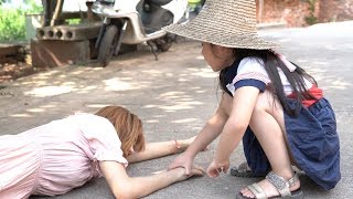 The little girl took rubbish to treat her mother and saved an aunt on the roadside. video