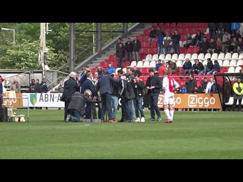 Kampioenswedstrijd Ajax A1 - NEC/FC OSS A1 (6-0) : Ontvangst van de schaal