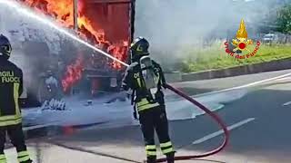 incendio-autocarro-in-autostrada-l-intervento-dei-vigili-del-fuoco