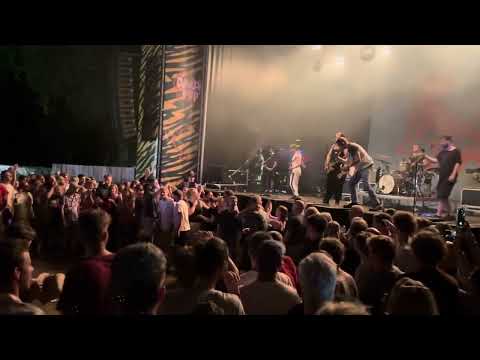 Moshpit bij de ​⁠Wodan Boys op Dauwpop 2025