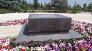 preview picture of video 'הקבר של הרצל בהר הרצל. Herzl's grave on the north side of Mount Herzl plaza, Jerusalem, Israel'