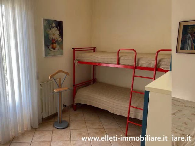 Ronchi, a soli 200 metri dal mare, appartamento tradizionale di ampia metratura posto in piano prim