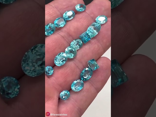 Vídeo relacionado con Crystalline Azuria Mujer 18ct Chapado en Oro Blanco Zafiro simulado Azul Zirconia Redondo Juego de joyas Collar Pendientes Pulsera