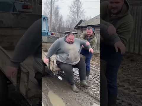 Такси по-деревенски: трактор доставляет пассажиров быстрее всех 😂🚜