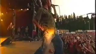 Weird live performance (Blur - Swamp Song) - activate english (UK) subtitles for misheard lyrics