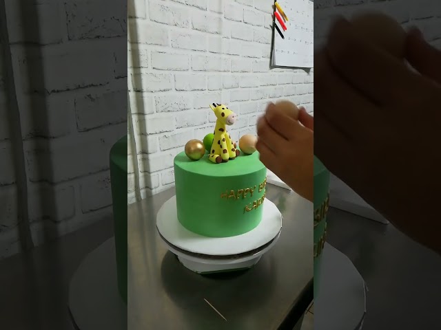 Vídeo relacionado con Velas número 1, velas de primer cumpleaños, diseño de jirafa dorada con diseño metálico y cera de alta calidad, decoración de pastel con temática de jirafa, para fiesta de cumpleaños, aniversario,