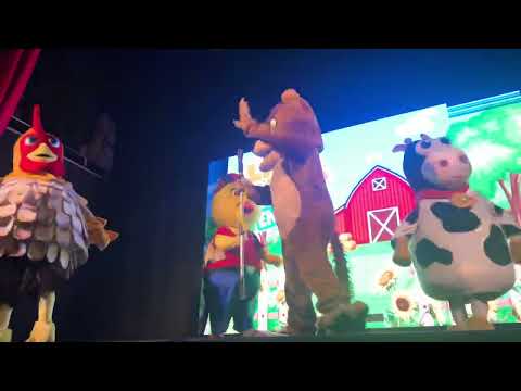 Lobo Beto, 2023 EXACTO, en La Granja con Zenón, nueva coreografía, Teatro Les Amis lleno de gente