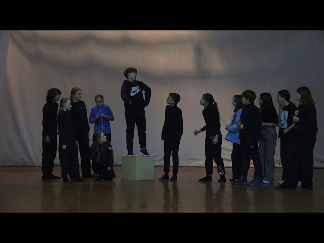 Под ликом Мельпомены