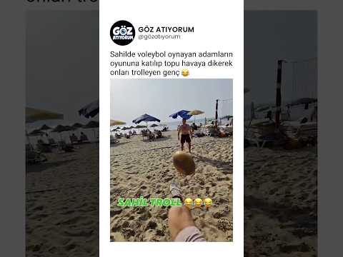 Sahilde voleybol oynayan adamların topunu havaya dikerek trolleyen genç 😂