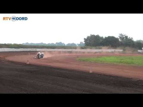 Grasbaanzijspankampioen geeft demonstratie - RTV Noord