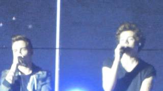 Liam beatboxing to Harry's solo in Little Things