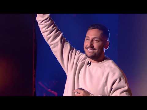 K-Maro interprète "Femme Like U" à La Semaine des 4 Julie