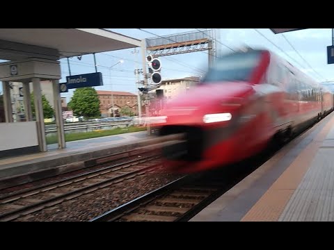 Frecciarossa ETR 700 en tránsito por estación Imola